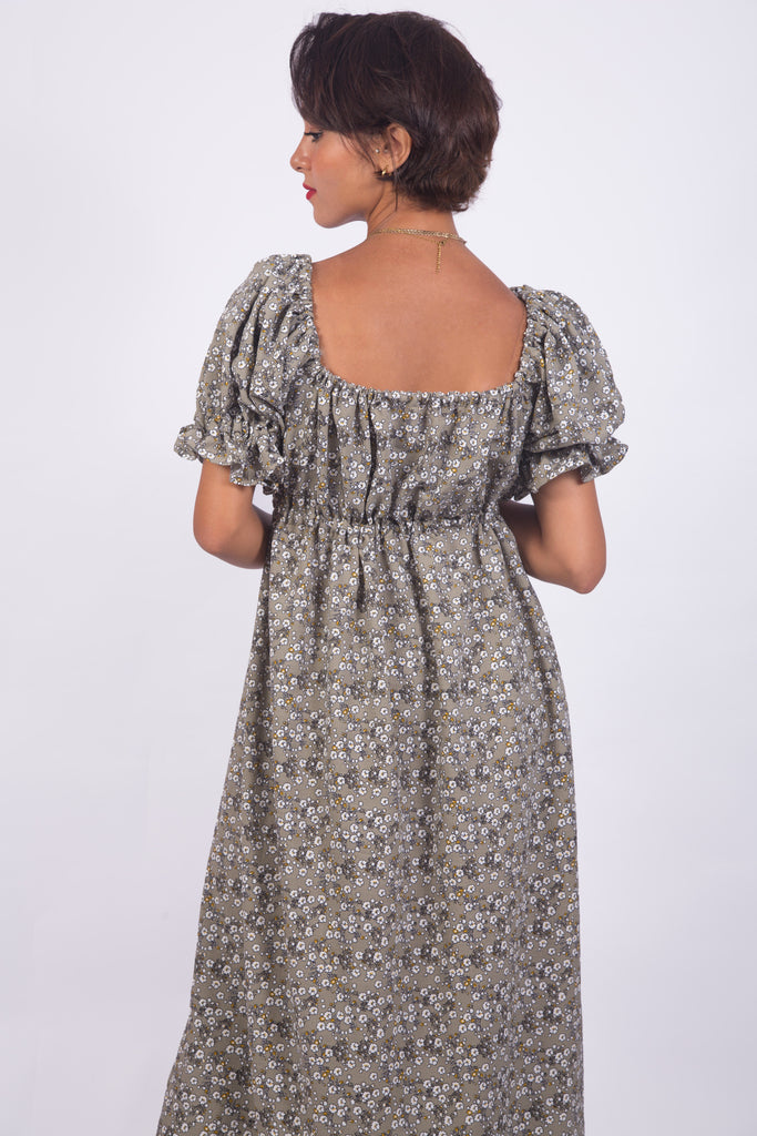 ROBE COL CARRÉ